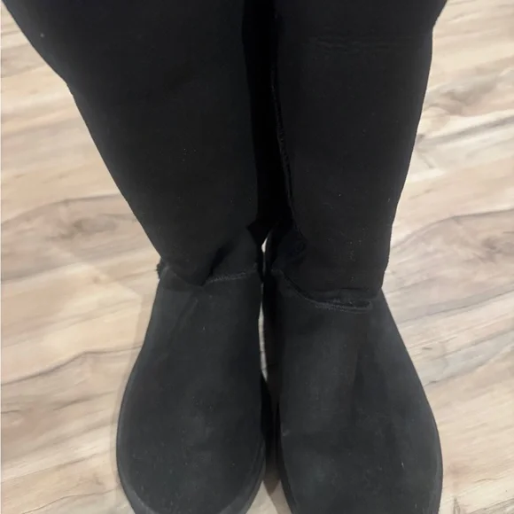 UGG Women's Black Winter Boots - Picture 4 of 5